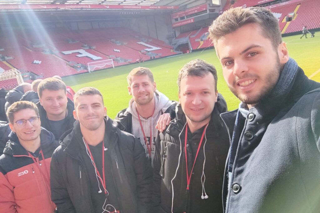 Sportbud parta na zájezdu v Anglii. Fotka na stadionu Anfield Road v Liverpoolu.
